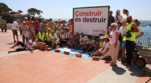 Els prop de 50 assistents a l'acte de protesta a Calella de SOS Costa Brava