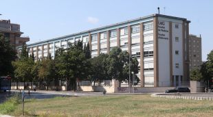 La façana de les facultats d'infermeria i medicina de la UdG al carrer d'Emili Grahit