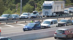 Un mosso vigila el maleter d'un vehicle a la Jonquera