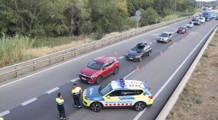 Els Mossos fent un control aquesta tarda a l'AP-7 a la Jonquera
