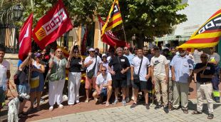 Treballadors de l'empresa Innova Copalia es concentren davant de l'Ajuntament de Begur