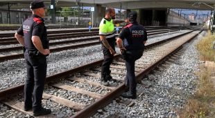 Mossos d'Esquadra i personal d'Adif vigilant la zona del nus i tallers de Sant Andreu Comtal