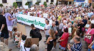Els prop de mig miler de veïns i veines de Lloret de Mar, congregats davant l'ajuntament contra l'incivisme
