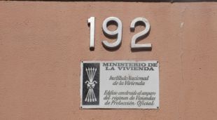 Una placa amb simbologia franquista a l'entrada d'un edifici de Girona