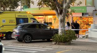 El vehicle que ha impactat contra la façana de la farmàcia