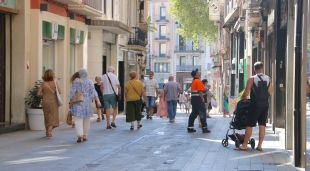 El carrer Girona de Figueres, una de les artèries comercials de la capital altempordanesa