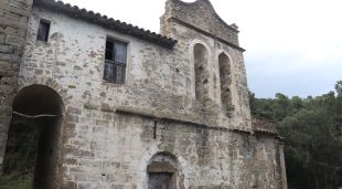 L'església i les restes de la rectoria de Briolf, enganxat a la torre del conjunt medieval