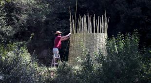 L'artista Nil Nebot treballa en un dels muntatges del festival Art&Gavarres