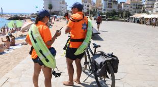Un binomi de socorristes a la platja de Blanes
