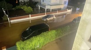 Un dels carrers inundats de l'Escala, aquesta passada nit
