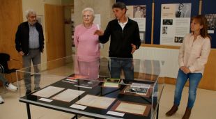 La néta de Negrín, Carmen Negrín,  conversant amb el comissari de l'exposició a Camprodon