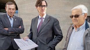 Salvador Illa rebent un dossier sobre la viabilitat de la variant de les Preses, el passat 14 de setembre