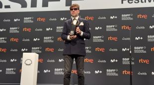 El director Albert Serra amb la Concha d'Or al Festival de Sant Sebastià