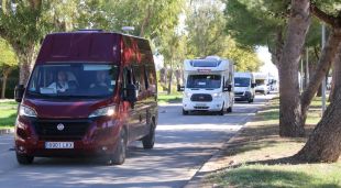 Diverses autocaravanes circulant en marxa lenta per Sant Pere Pescador