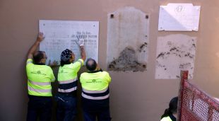 Treballadors municipals retirant les làpides d'origen franquista del cementiri vell de Girona
