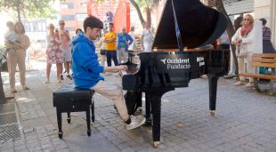 Un piano al costat del pont de les Peixateries Velles