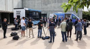 La consellera Alícia Romero durant la visita als vehicles de la Banca Mòbil a Ullà