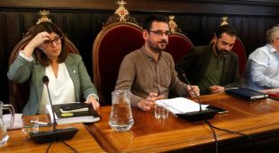 L'alcalde de Girona, Lluc Salellas, flanquejat per la vicealcaldessa Gemma Geis i el tinent d'alcaldia Quim Ayats, al ple
