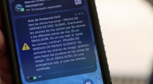 Pla detall de l'alerta que ha arribat a un mòbil a Sant Celoni