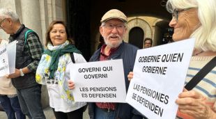 Dos pensionistes reclamant que es blindin les pensions a la Constitució