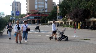 La vorera i el vial oest de la plaça Catalunya, ara reconvertit en espai per a vianants