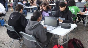 Estudiants participen en una competició per trobar errors al web de Renfe
