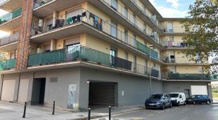 Un bloc de pisos ocupat a la Bisbal d'Empordà