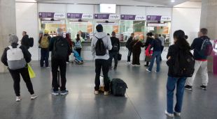 La zona de taquilles de l'estació de trens de Girona, amb passatgers fent cua per intentar trobar alguna alternativa
