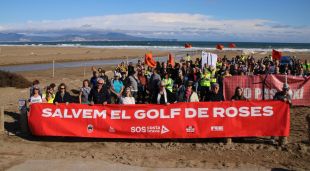 Els prop de 200 opositors al PLEMCAT, a la platja del Riuet de l'Escala
