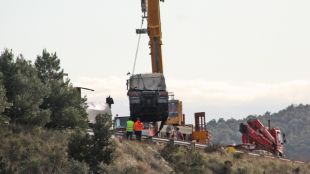 Moment en que retiraven el camió incendiat amb una grua © ACN