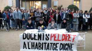 Docents de Salt presentant la plataforma contra els desnonaments