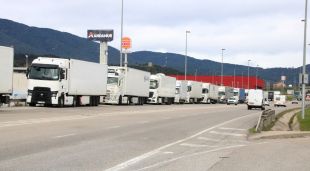 Camions al voral a l'entrada de la Jonquera amb els aparcaments plens