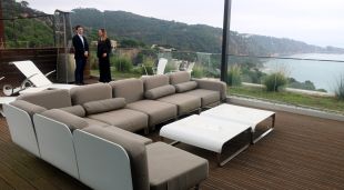 Els representants de la immobiliària Barnes a la terrassa d'una casa d'alt estànding en una urbanització de la Costa Brava