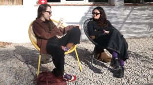 Dues de les participants del Push Lab s'expliquen els seus projectes en l'estada creativa en una masia de Cantallops