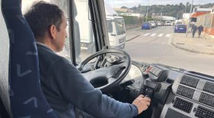 Un participant en el curs fent una prova de conducció