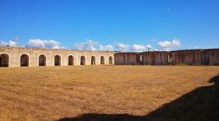 El pati del penal del castell de Sant Ferran