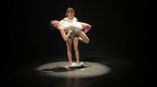 Júlia Godino i Alexa Moya a l'espectacle Tan a prop