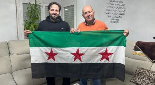 L'Ahmed Bassal i en Nachaat Waez amb la bandera siriana