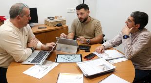 Els tres artífexs d'iREAD, reunits parlant sobre l'aplicació que s'ha creat per ajudar els alumnes de primària a millorar amb la lectura