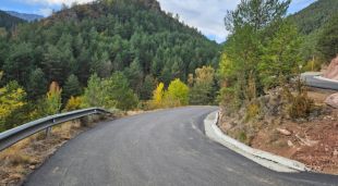 Una carretera de muntanya asfaltada aquest any
