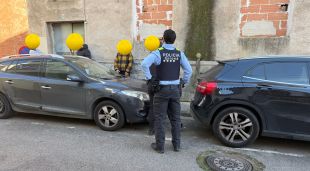 Els suposats ocupants amb agents de la Policia Municipal, el passat 3 de gener