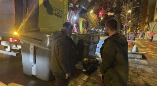 Sergi Cot i Lluc Salellas, ahir al vespre observant la recollida de residus a Emili Grahit
