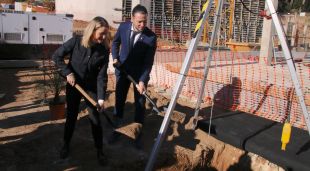 Mònica Pèrez Bravo i Adrià Lamelas, en l'acte de posada de la primera pedra