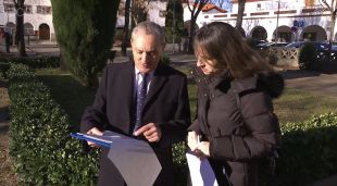 Josep Maria Amargant amb la seva advocada revisant documentació