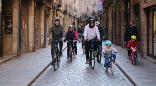 Els participants a la Pedalada de Reis de Girona, passant pel carrer de les Ballesteries