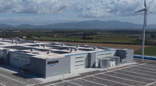 Una imatge virtual de la nau d'Amazon amb un aerogenerador recreada amb IA