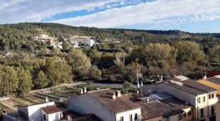 La planta que Construccions Rubau SA té a la sortida de Girona des del Pont Major, vista des de les cases de Sarrià de Ter