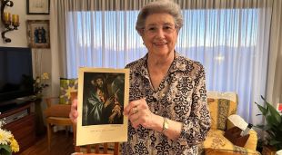 Natàlia Juvinyà amb una litografia del quadre del Greco