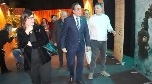 El president del Parlament, Josep Rull, en una exposició sobre la prevenció del suïcidi amb la vicealcaldessa de Girona, Gemma Geis