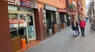 Un exemple de comerços rotulats en altres llengües sense incloure el català